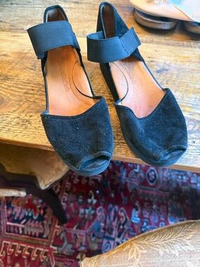 L’Amour DesPieds Black Suede Women's short platform size 9